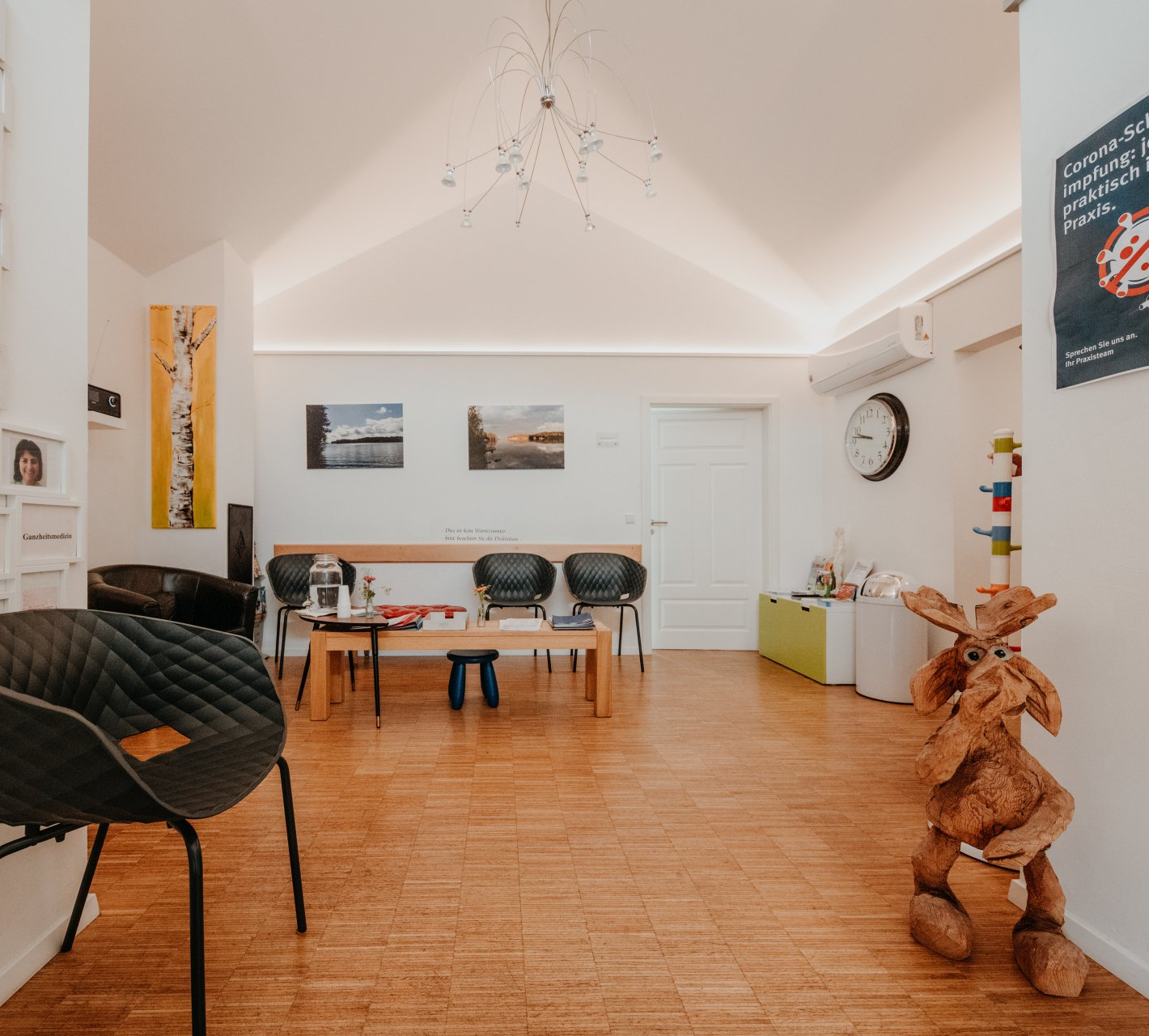 Ein Wartezimmer mit einem Stuhl und einer Uhr an der Wand.