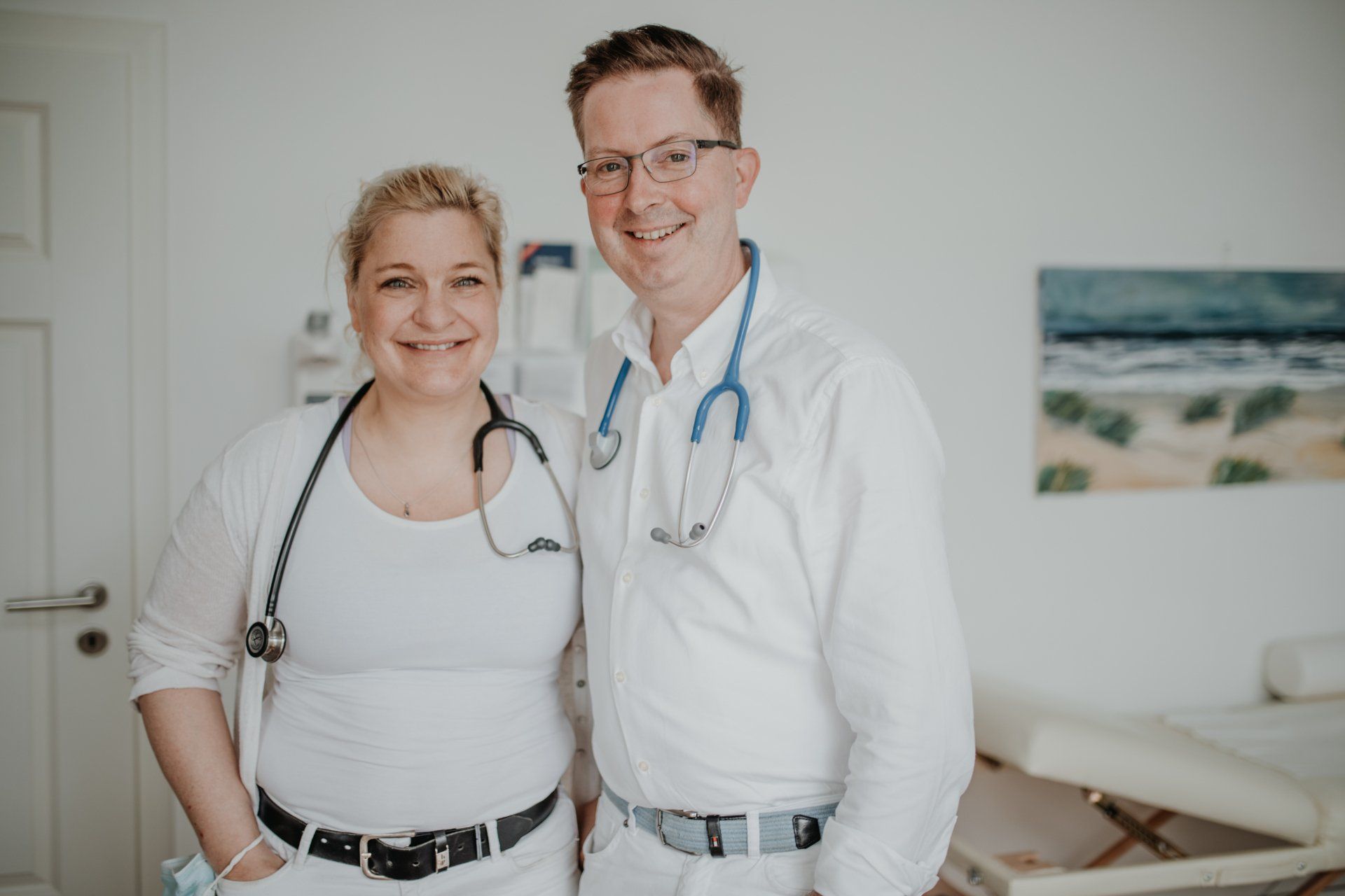 Ein Mann und eine Frau posieren in einem Krankenhauszimmer für ein Foto.