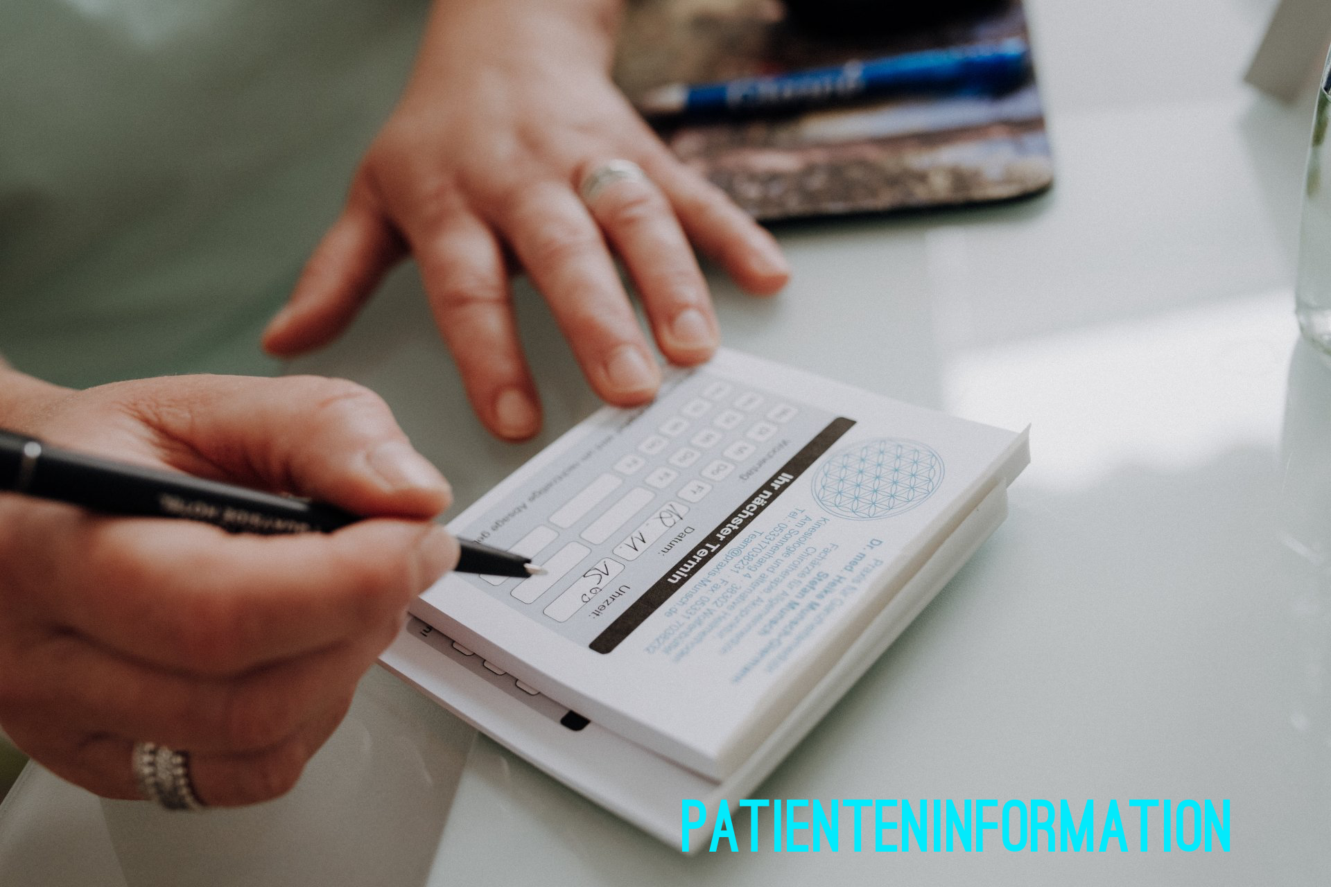 Eine Person schreibt mit einem Stift auf ein Blatt Papier.