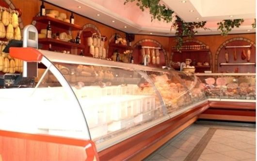 Esposizione di prodotti caseari all’interno di un banco formaggi