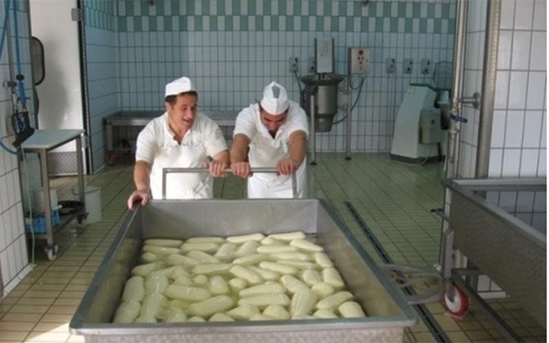 Produzione artigianale di caciocavallo