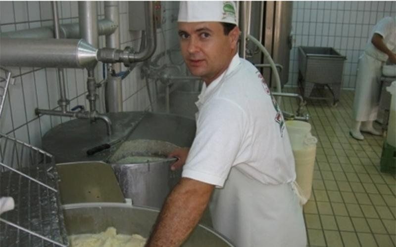 casaro durante la lavorazione del formaggio