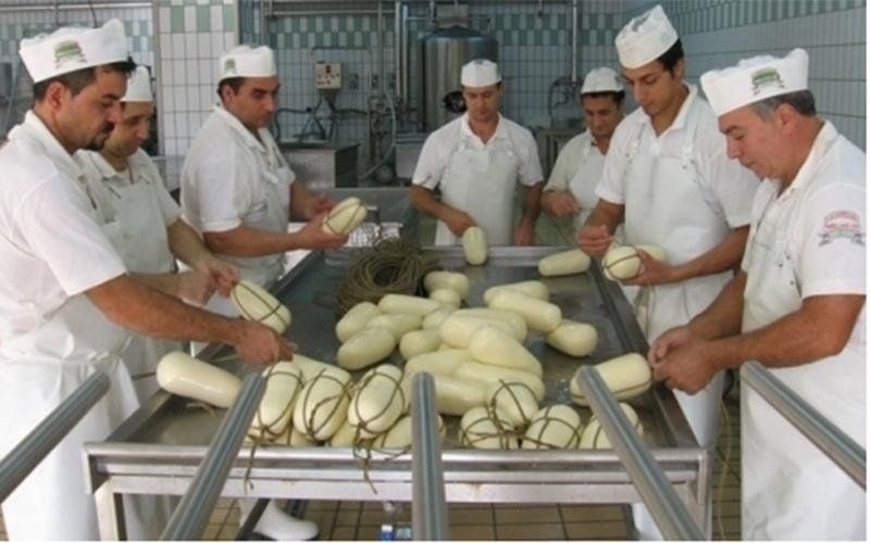 confezionamento di provole affumicate