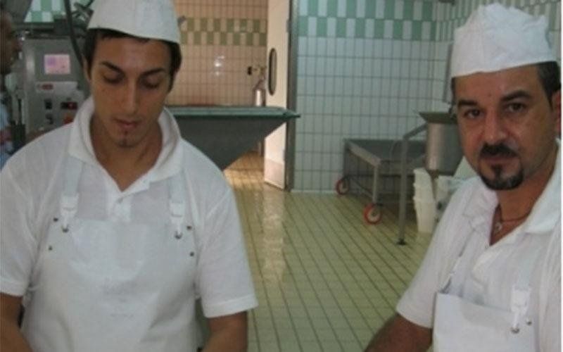 Staff del caseificio durante la produzione di formaggi