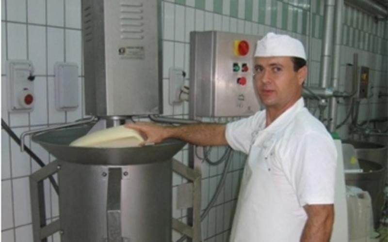 Casaro in posa durante la lavorazione di una mozzarella