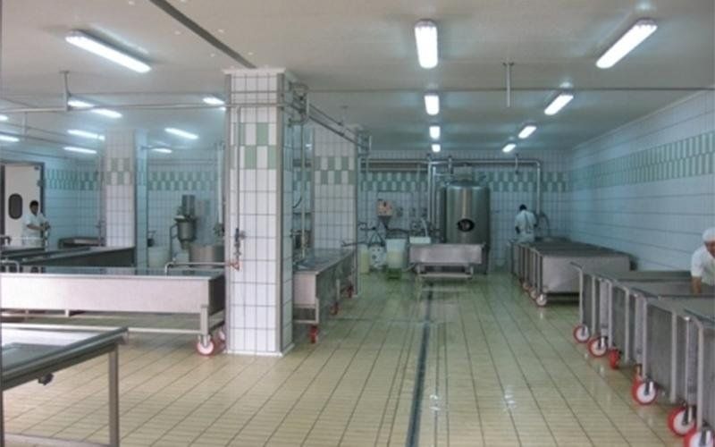 interno di un laboratorio per prodotti caseari