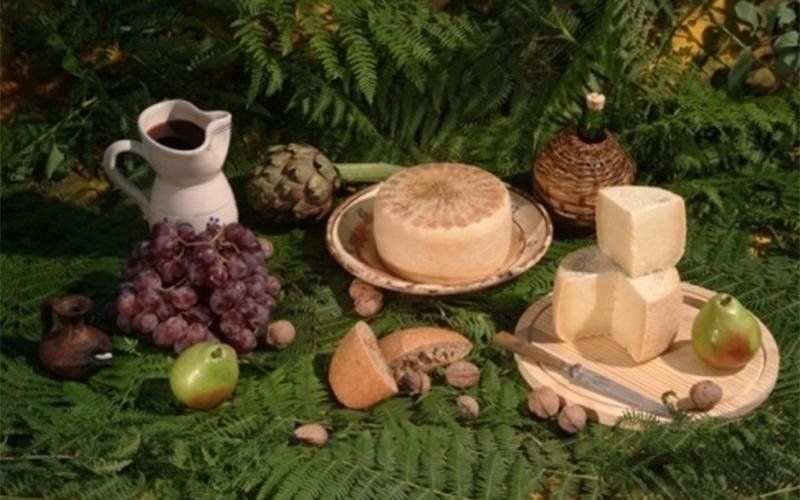 Formaggi freschi con frutta e noci