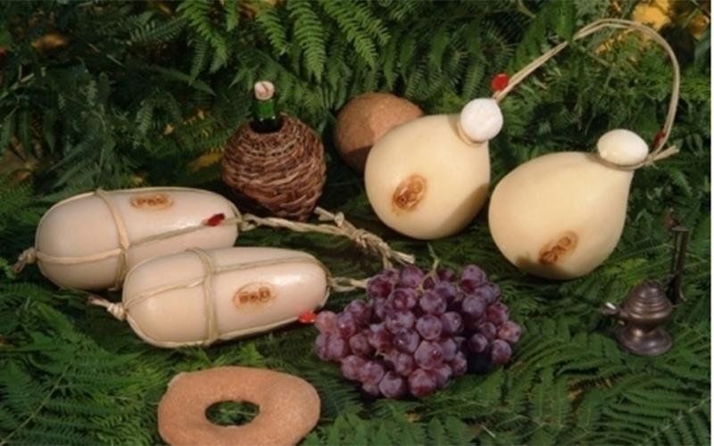 Caciocavallo e provola accompagnati da un grappolo d'uva