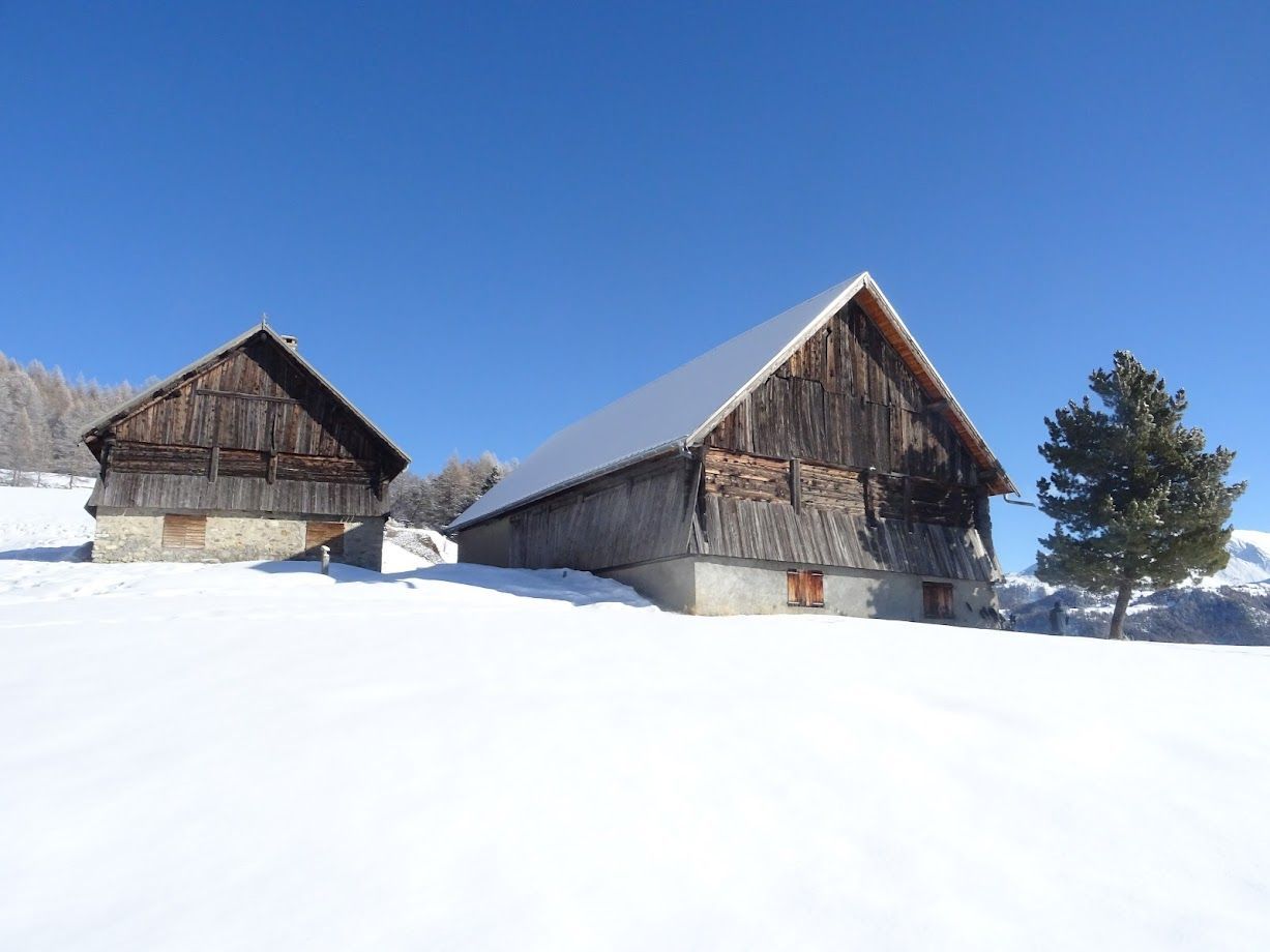 Chalets enneigées dans le Queyras
