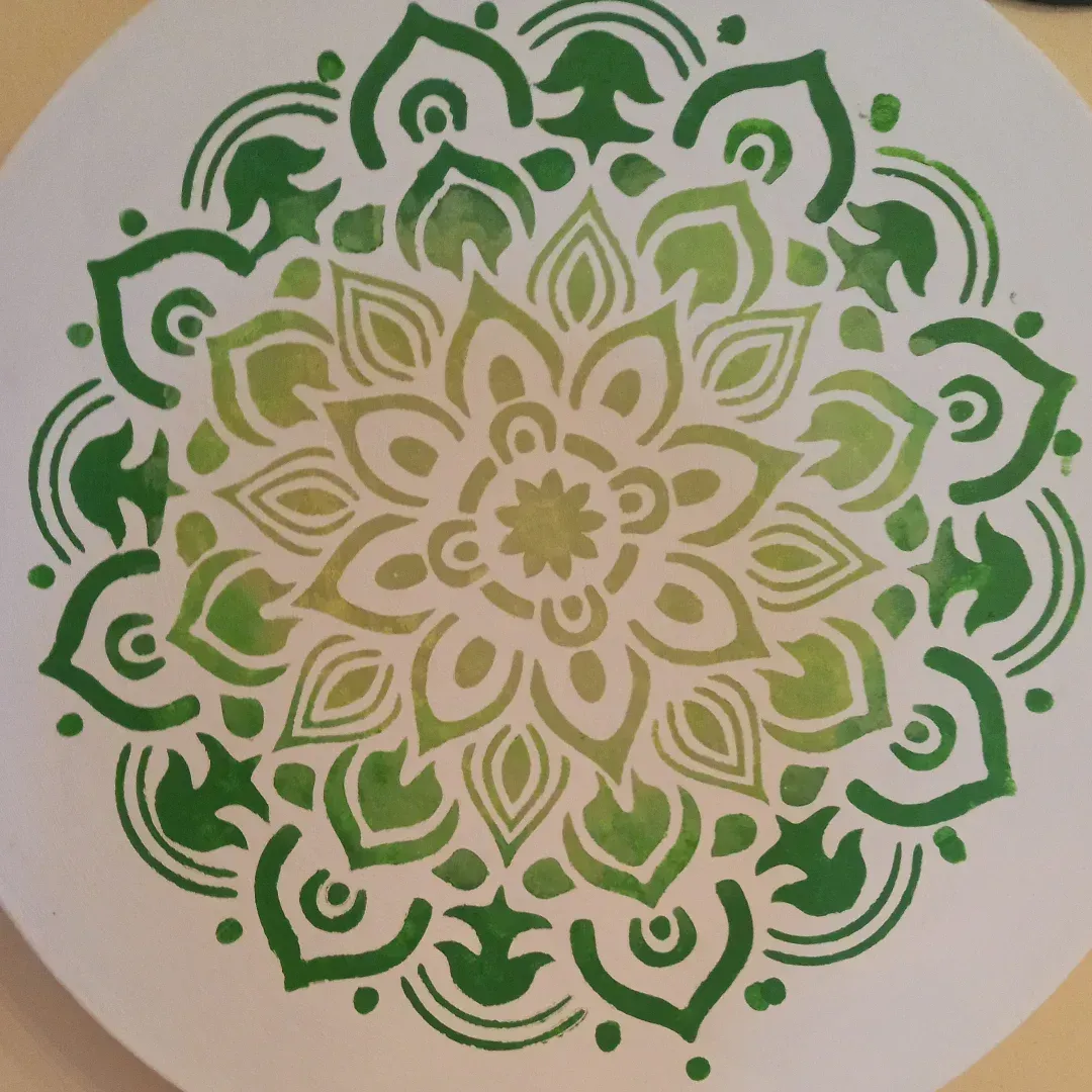 Un plato blanco con un diseño circular verde sobre él.