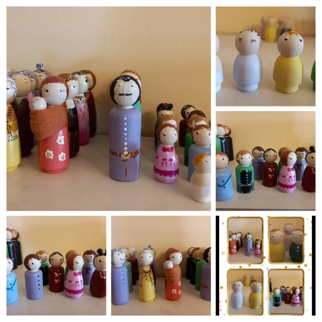 Un collage de muñecos de madera con clavijas de diferentes colores.