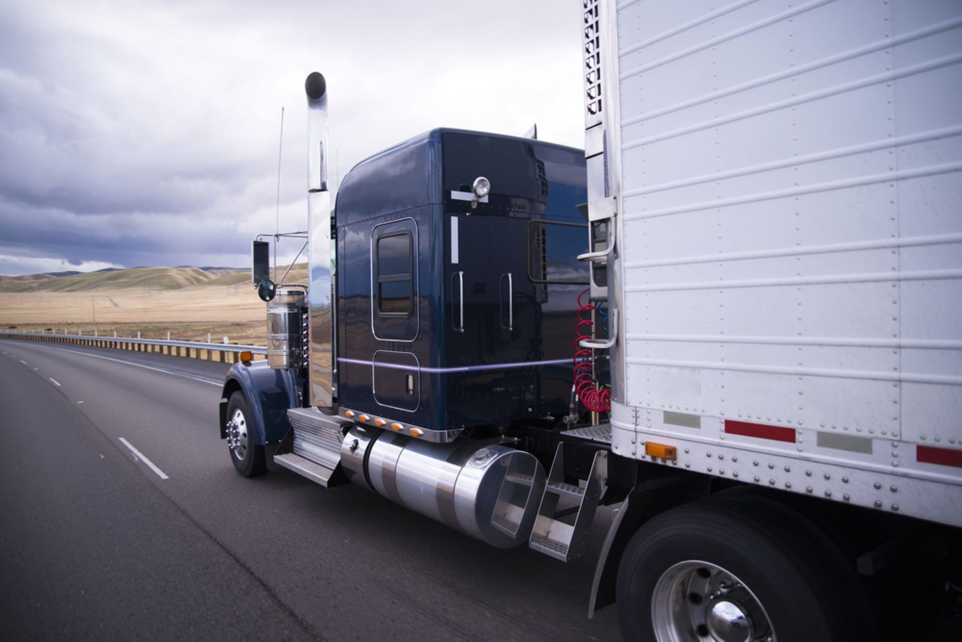 A Semi Truck is Driving Down a Highway Next to a White Trailer — Go Pack Yourself in Sydney, NSW
