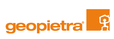 Logo Geopietra con testo arancione e quadrato contenente una figura umana sotto una casa.