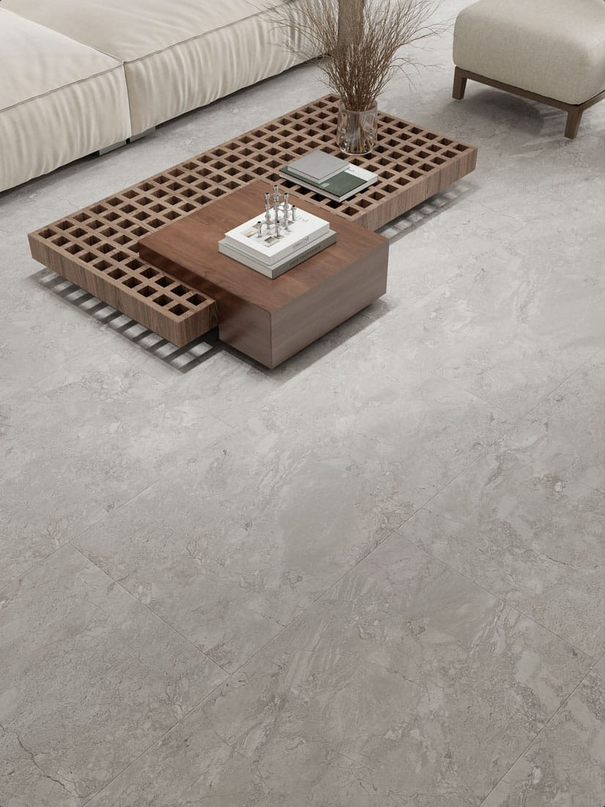 Soggiorno con tavolino da caffè in legno su un tappeto a fantasia, divano beige e poltrona.