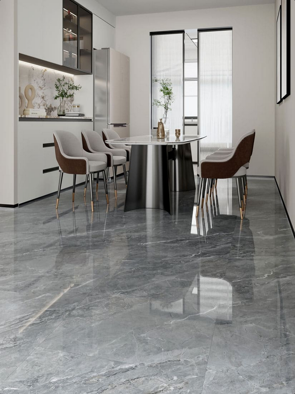 Moderna sala da pranzo con pavimento e tavolo in marmo grigio, mobili bianchi e sedie.