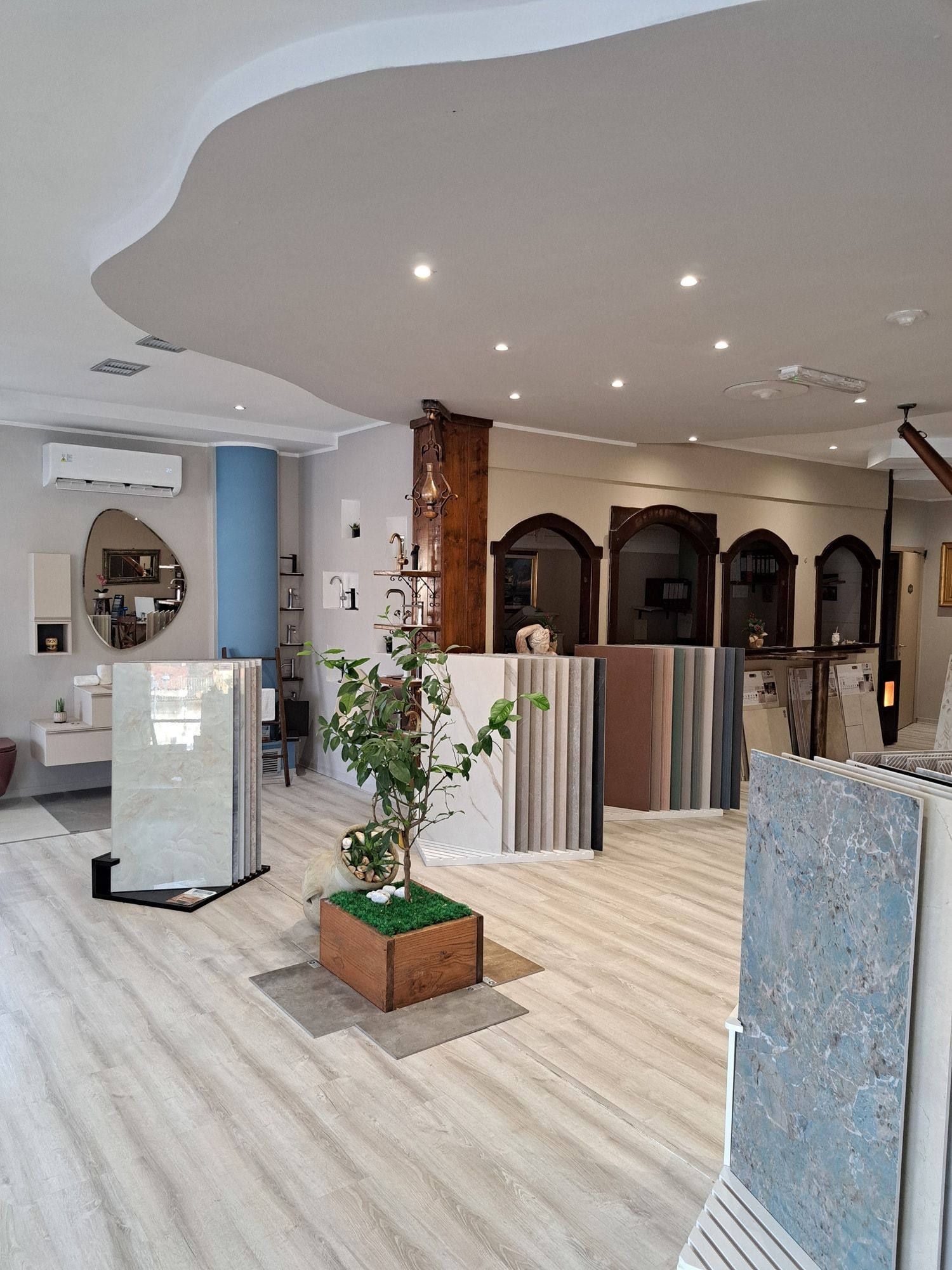 Interno di uno showroom di piastrelle, con varie esposizioni di piastrelle ed elementi decorativi.