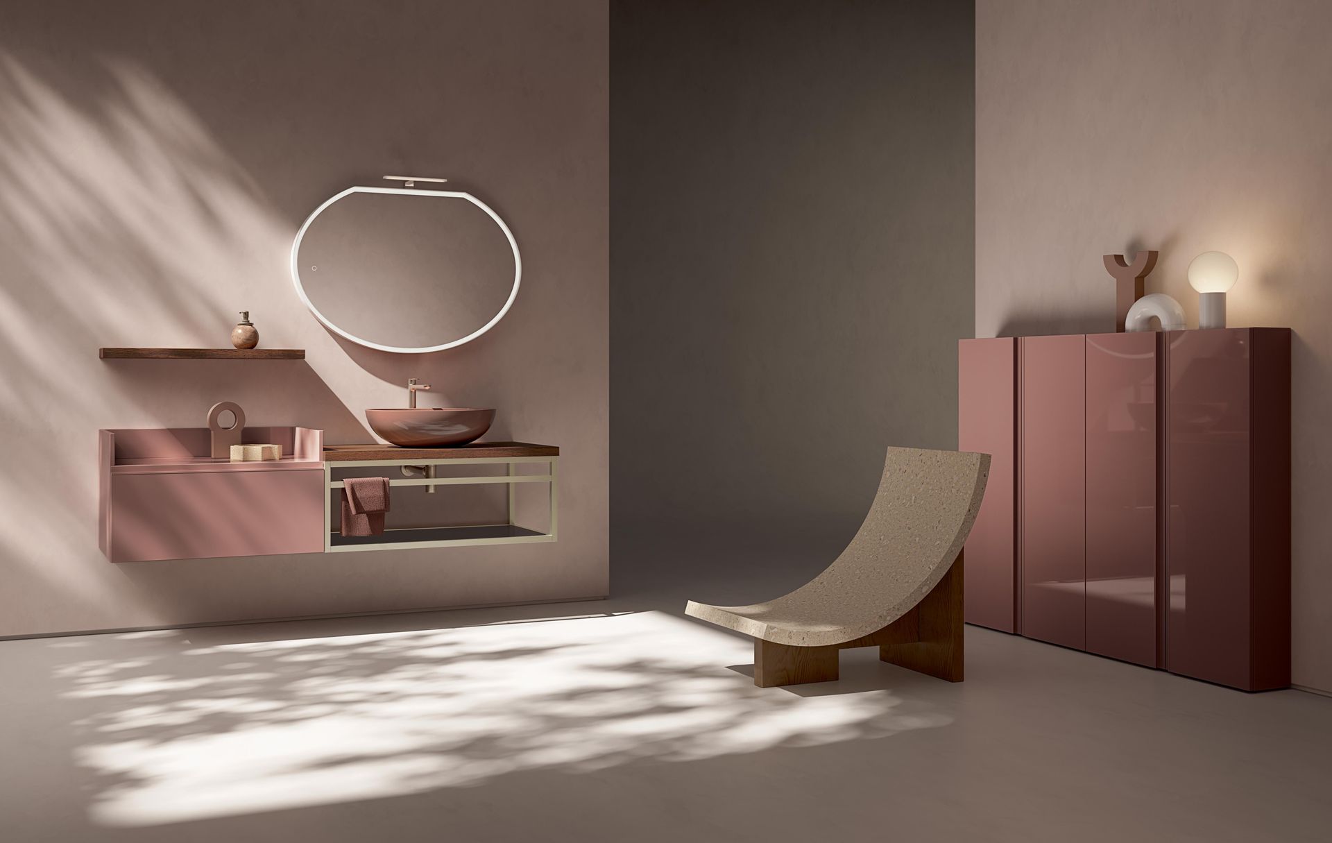 Bagno color rosa antico con lavandino moderno, specchio, mobiletto e sedia; luce solare.