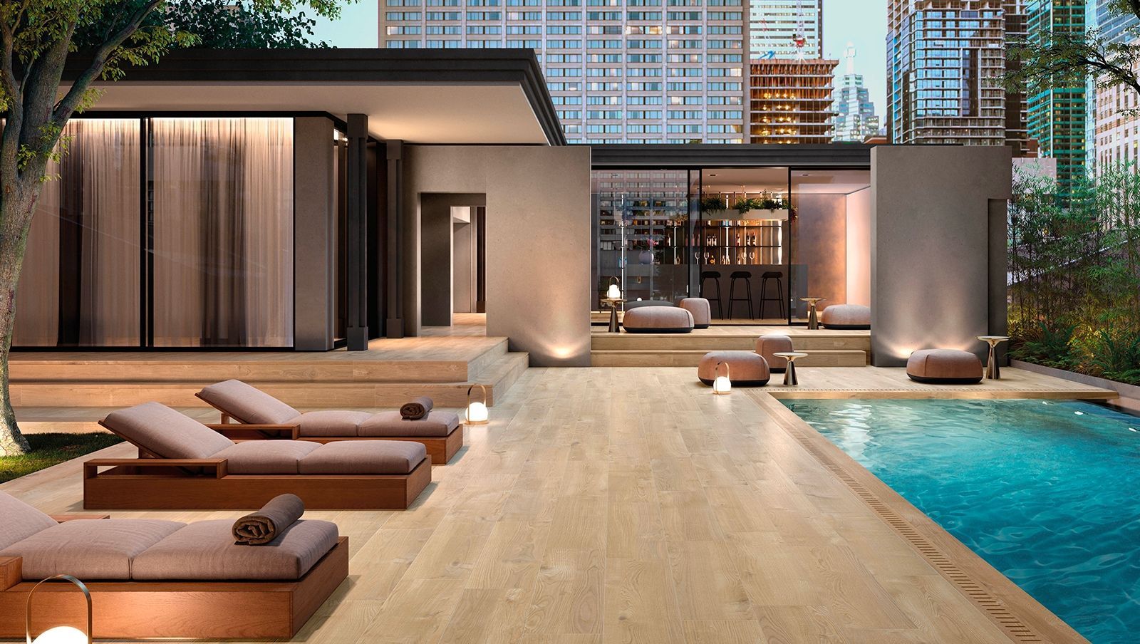Casa moderna con piscina, sedie a sdraio e skyline della città sullo sfondo.
