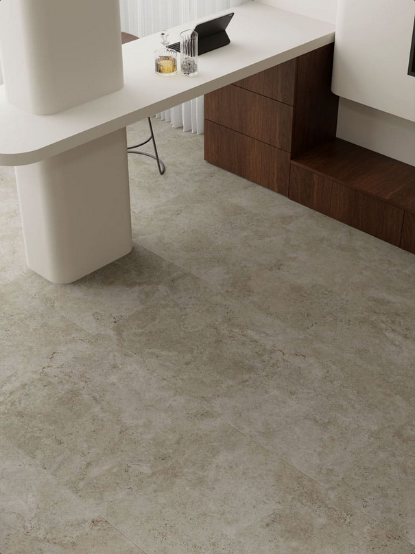 Pavimento chiaro e strutturato, scrivania bianca e mobili in legno scuro in un ambiente moderno.