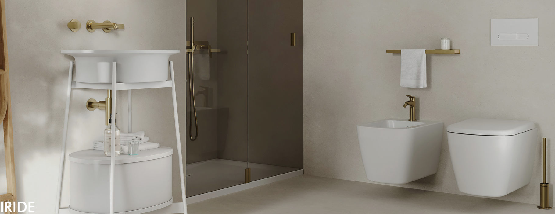 Un bagno moderno con WC, bidet e lavandino bianchi con finiture dorate.