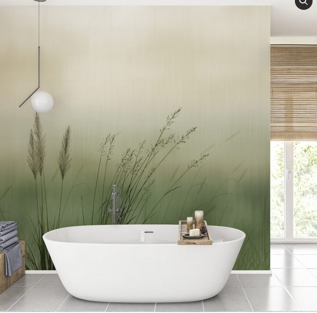 Bagno moderno con vasca bianca, carta da parati in erba naturale e finestra.