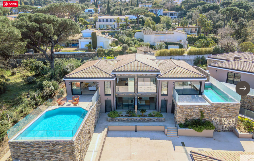 Casa di lusso con più piscine e vista sulle colline.