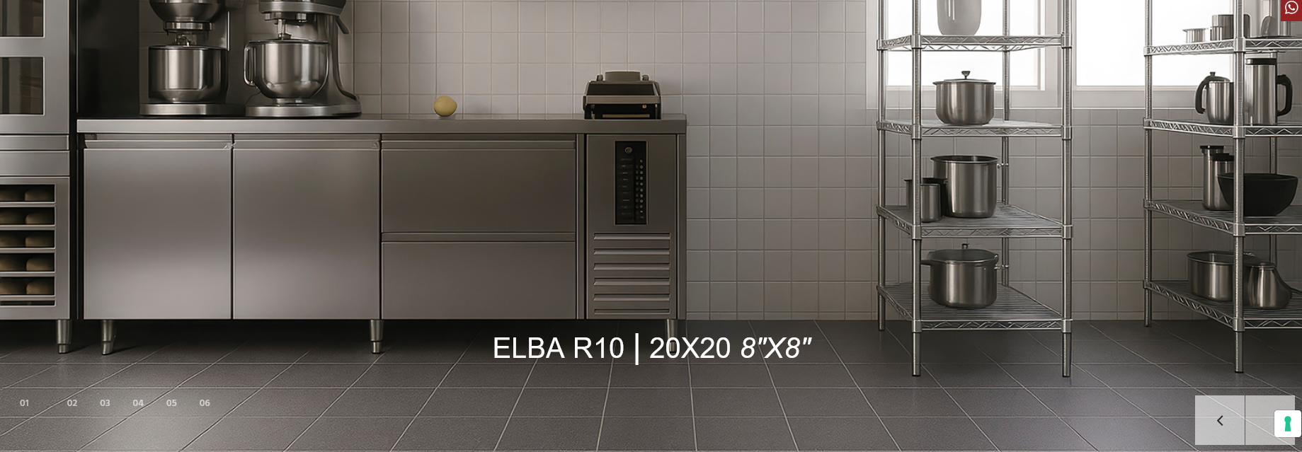 Cucina commerciale con attrezzature e scaffalature in acciaio inox, dove sono sistemate pentole e padelle.