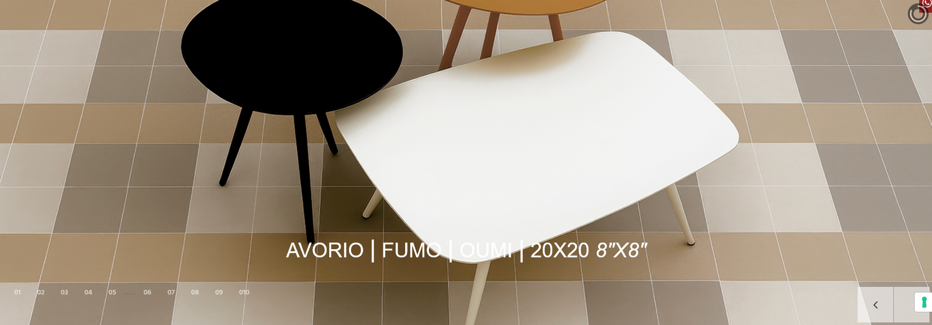 Tre tavoli e sedie su un pavimento a scacchi. Un tavolo nero, uno bianco e uno beige sono incorniciati.