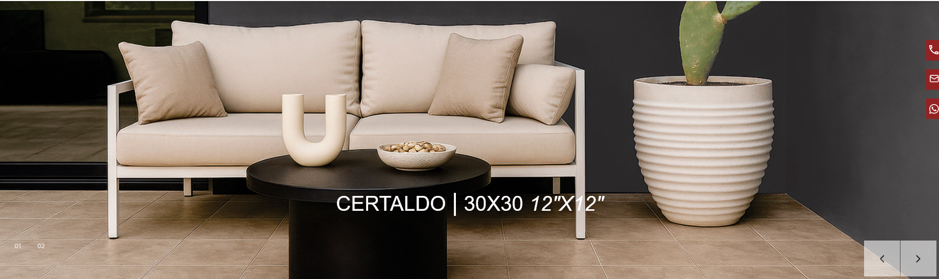 Area salotto all'aperto con divano beige, tavolino nero, grande fioriera bianca con un cactus.