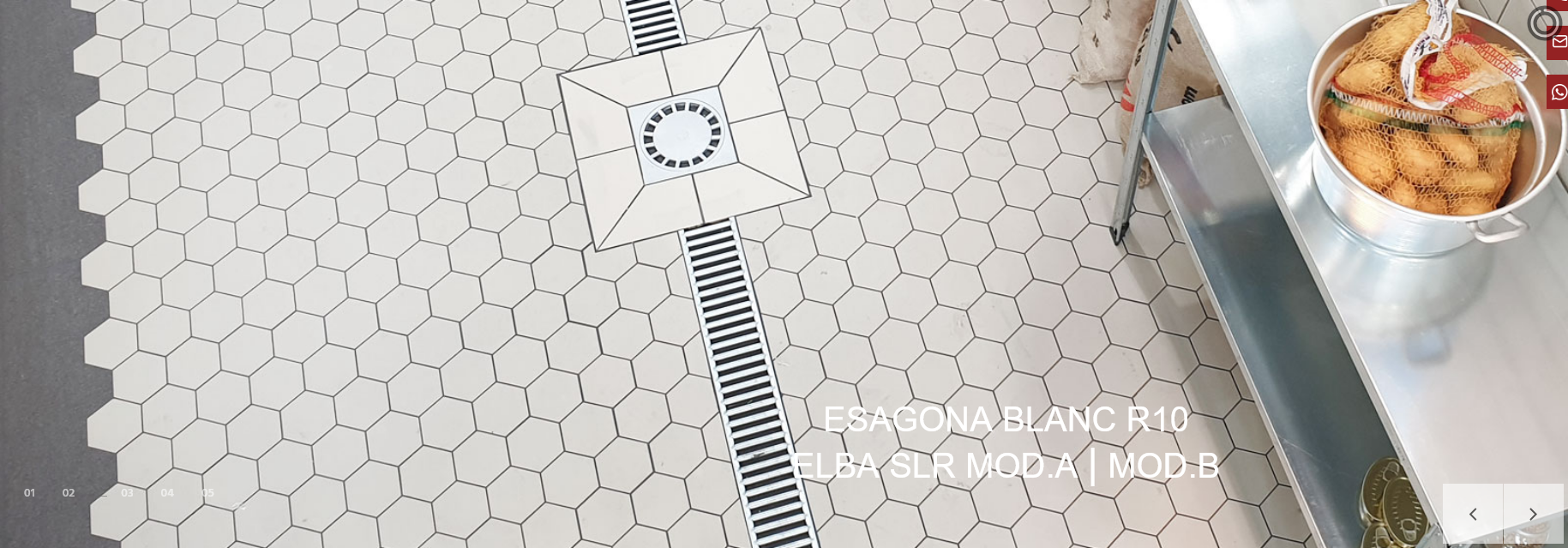 Il pavimento di una cucina commerciale con piastrelle bianche a nido d'ape, una superficie in acciaio inossidabile e un secchio di cibo.