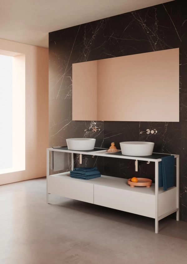 Bagno moderno con mobiletto in metallo bianco, due lavandini bianchi, grande specchio e parete in marmo nero.