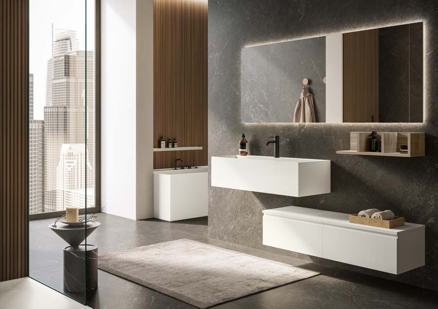 Bagno moderno con mobile lavabo bianco sospeso, specchio illuminato e vista sulla città.