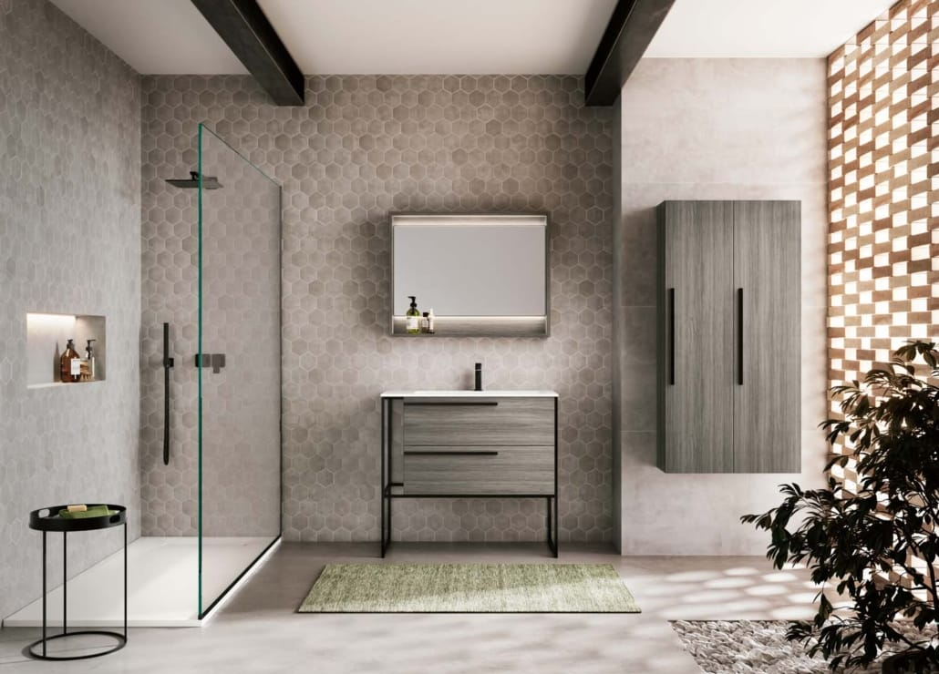 Bagno moderno con mobili grigi, doccia e parete decorativa.