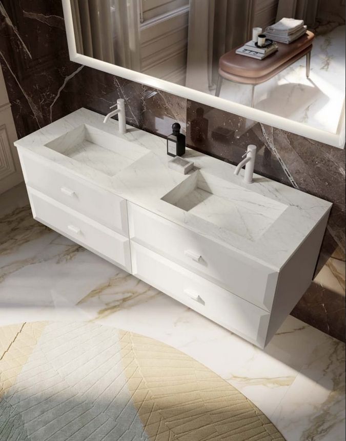 Mobile lavabo bianco con doppio lavabo e piano in marmo in un bagno moderno.
