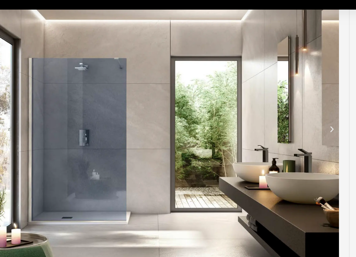 Bagno moderno con doccia in vetro, lavandino e vista sull'esterno.