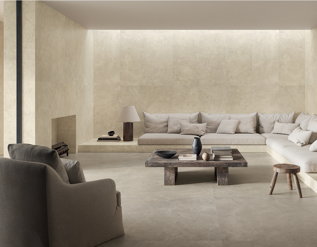 Moderno soggiorno beige con divano in muratura, tavolino da caffè in pietra e camino.