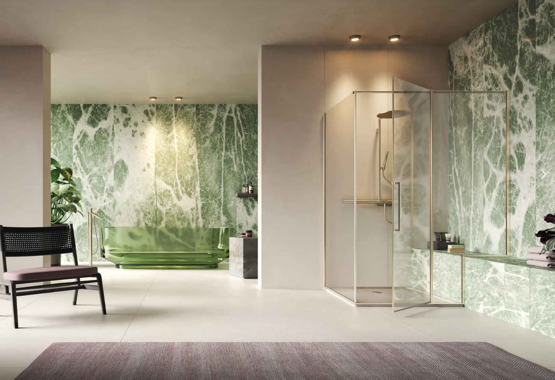 Lussuoso bagno con pareti in marmo verde, doccia in vetro e mobili moderni.