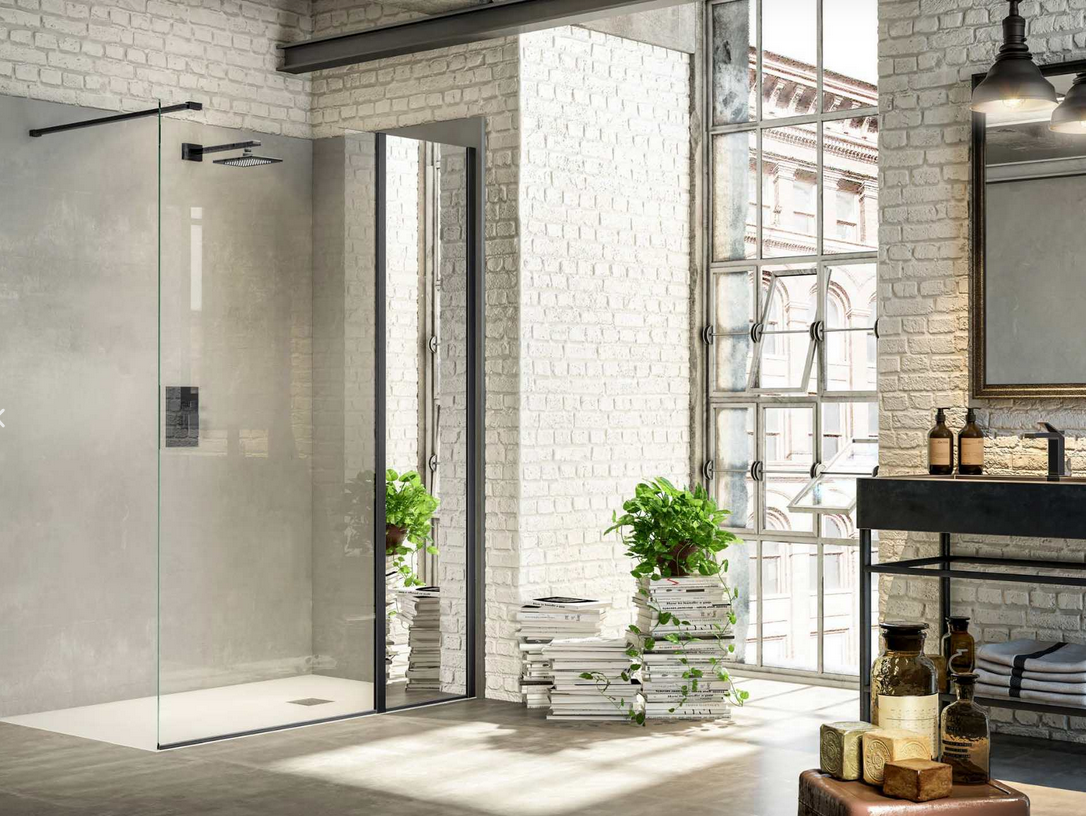 Bagno moderno con doccia in vetro, ampia finestra, parete in mattoni, piante in vaso e mobiletto per il trucco.