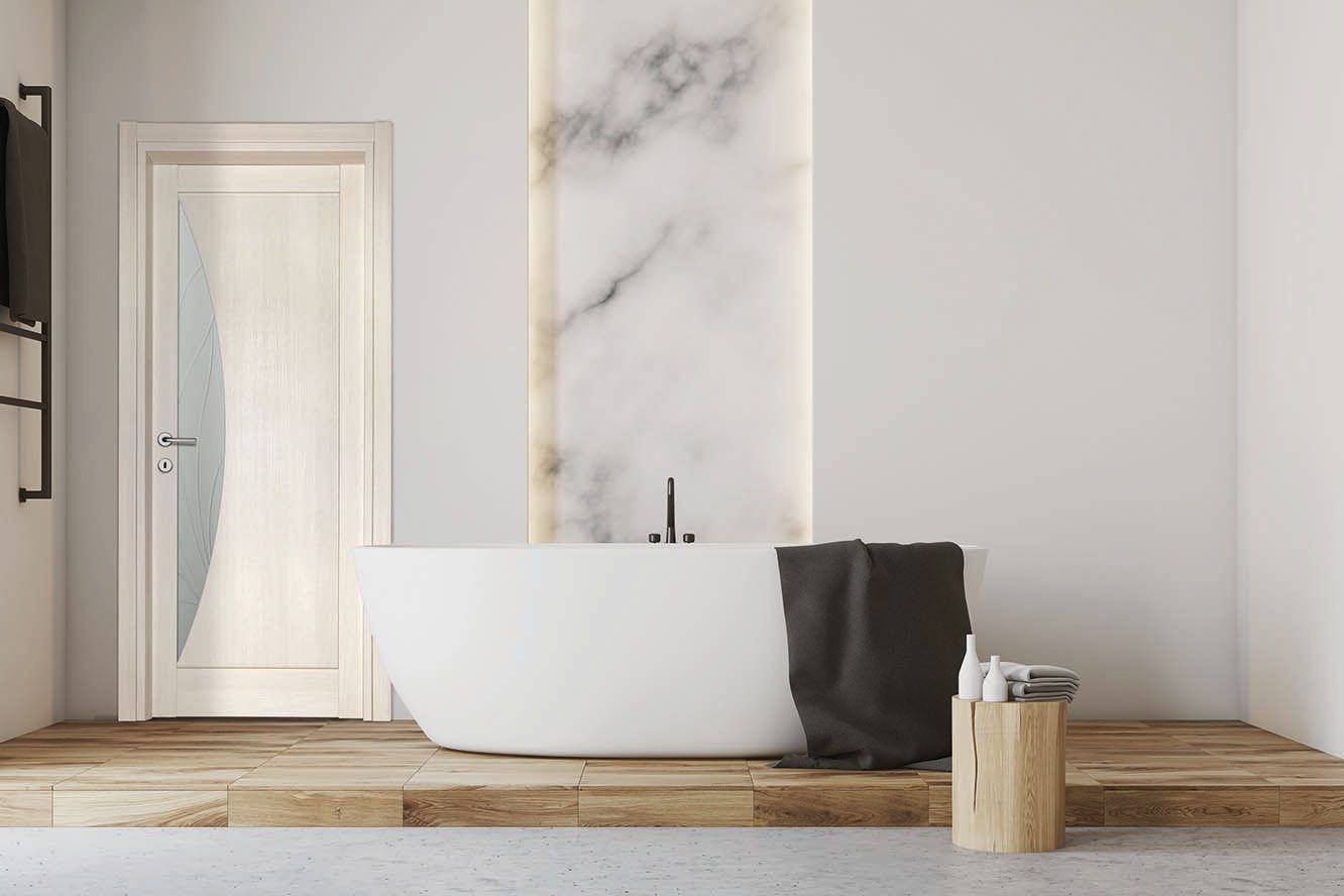 Bagno moderno con vasca bianca, parete decorativa in marmo, pavimento in legno e sgabello in legno.