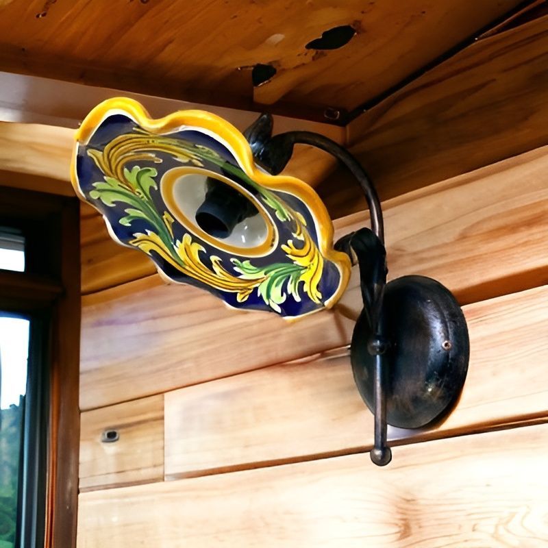 Lampada da parete con paralume decorativo a forma di fiore; montata su pannelli di legno.