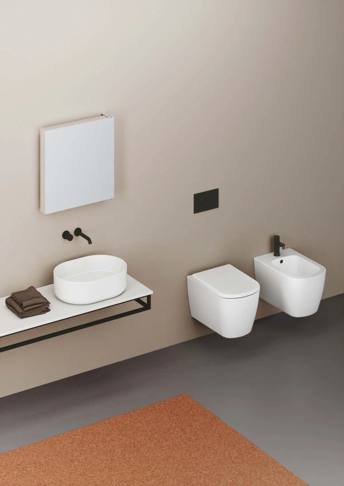 Bagno moderno con lavabo, WC e bidet bianchi. Sanitari neri su una parete dai colori neutri e pavimento grigio.