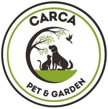 Logo CARCA Pet & Garden: gatto, cane e uccello sotto un albero all'interno di un cerchio bordato di verde.
