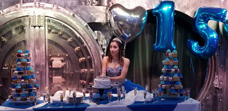 cake cutting at quinceañera
