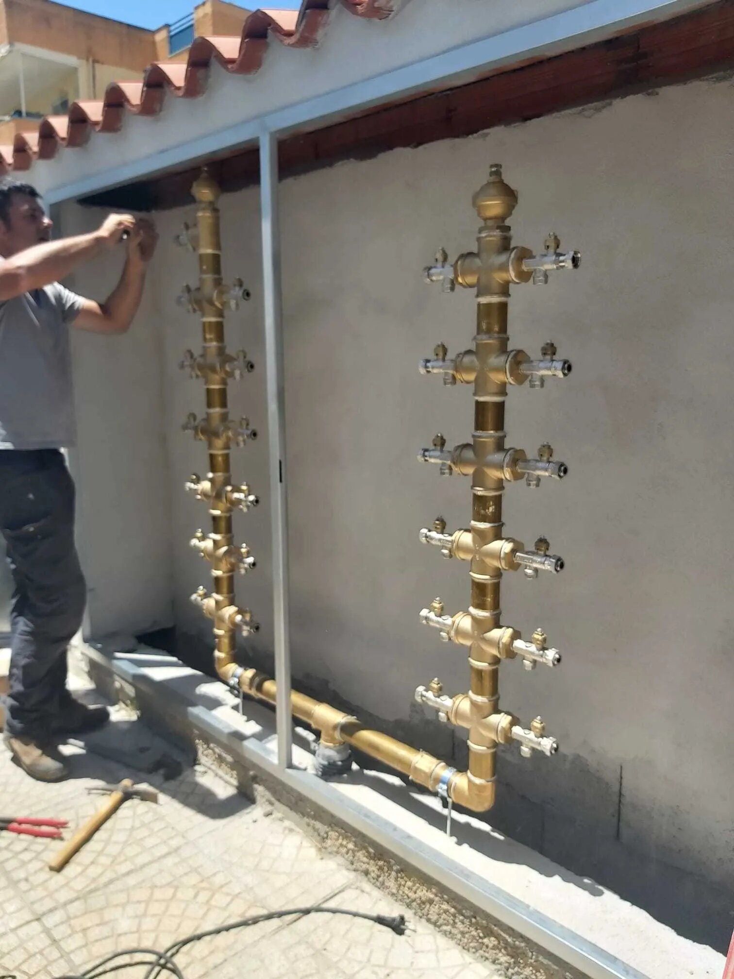 operaio durante l'installazione di un impianto idrico