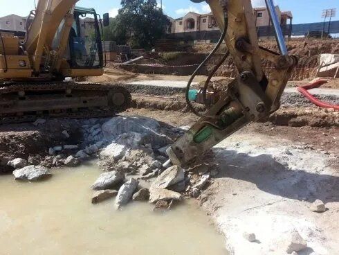 braccio meccanico in funzione durante degli scavi