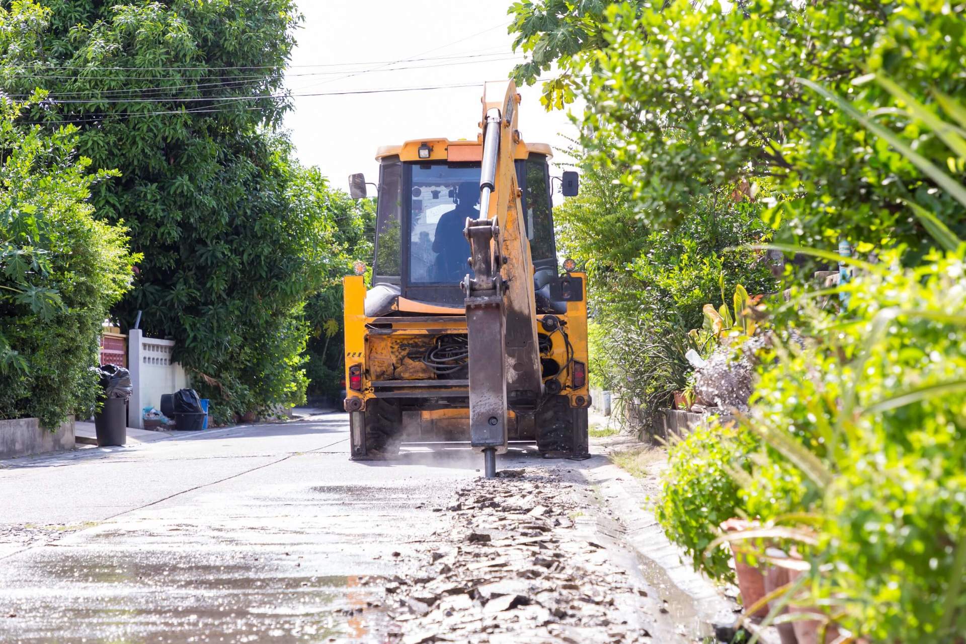 macchinario in funzione per la realizzazione di una pavimentazione stradale