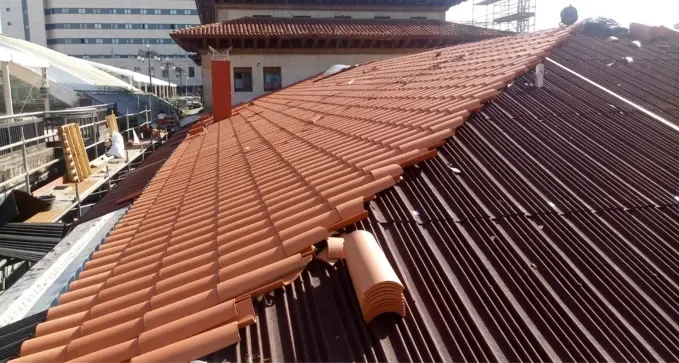 montaje de onduline bajo teja en Gijón, Asturias