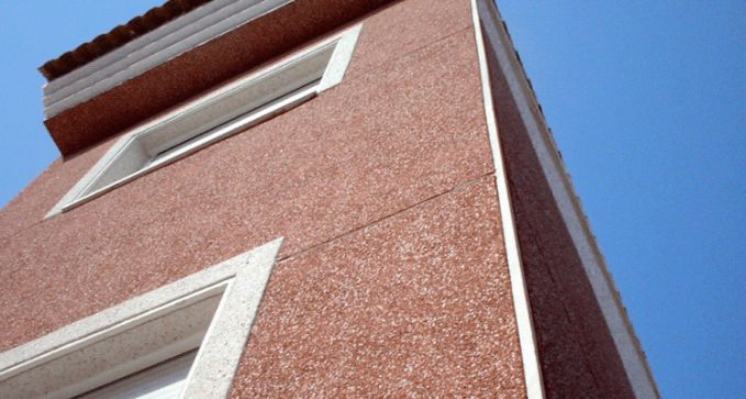 mortero con enfoscado monocapa para rehabilitar fachada en mieres, asturias