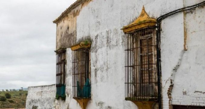reparar humedad por capilaridad en fachada de casa de Luanco, Gijon