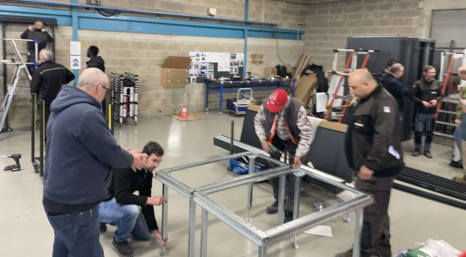 Technicien Efirack en pleine installation d'infrastructure IT